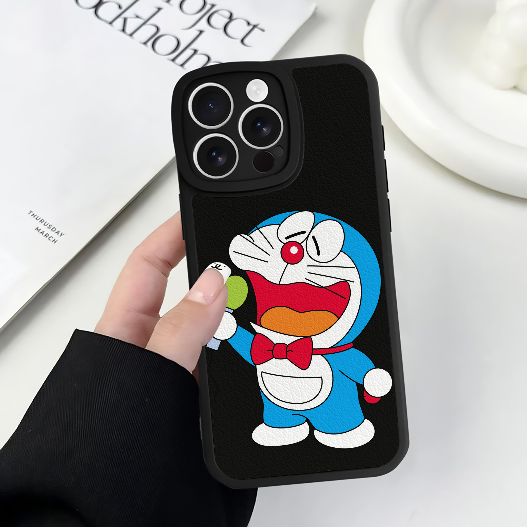 （画像用） ドラえもん Doraemon 【iPhone 16シリーズ対応】シリコンスマホケース（レザー調） 材質：シリコン